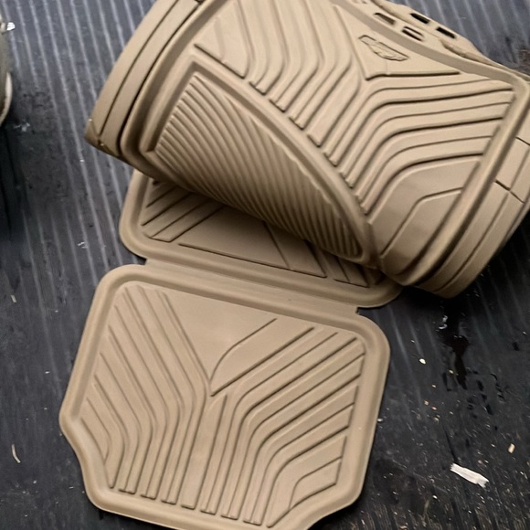 ArmorAll® Tan All-Weather Protection Universal 4-Piece Rubber Floor Mats - Picture 5 of 9